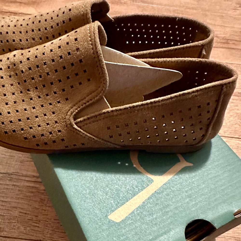Carlos by Carlos Santana Perforated Slip On Flats Size 6.5 - Picture 3 of 6